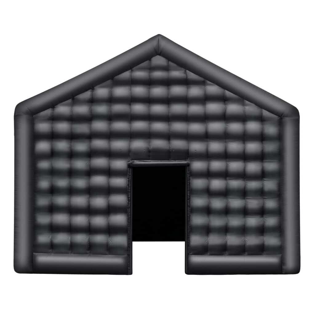 Eine schwarze aufblasbare Struktur in der Form eines Hauses mit einem quadratischen Gittermuster und einem offenen Eingang in der Mitte.